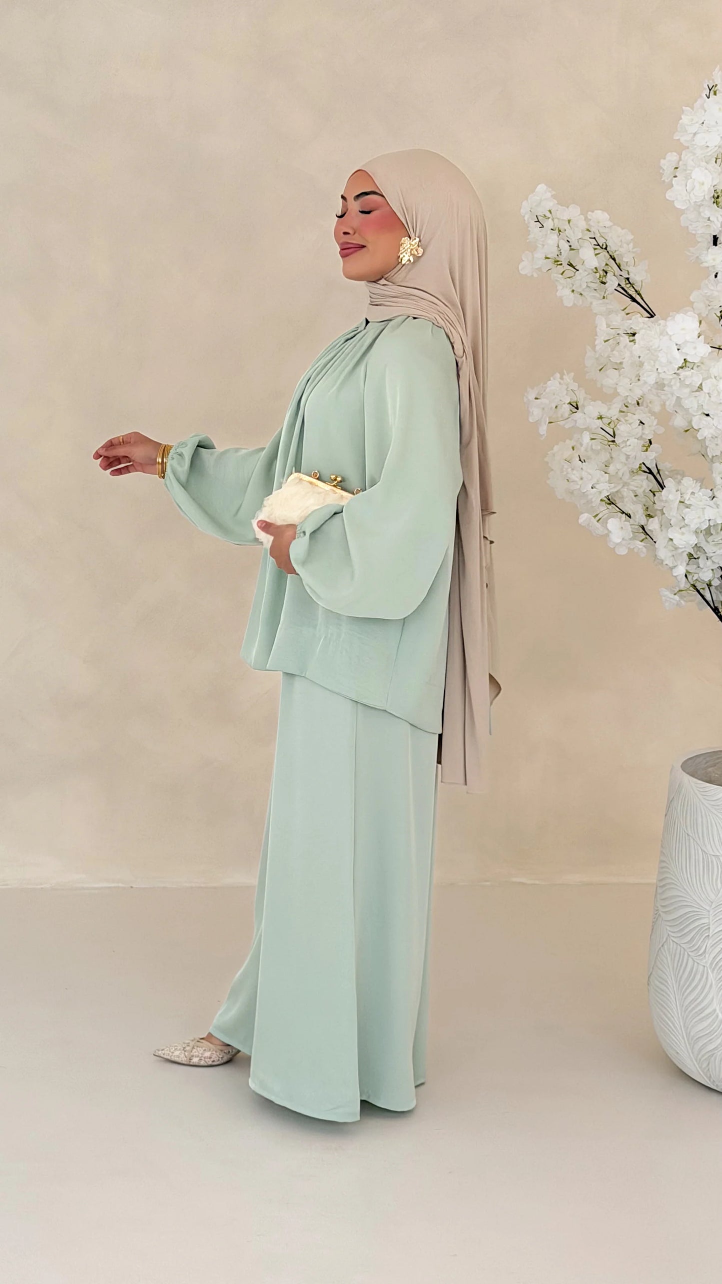 أونسومبل زاريلا الساتان - أناقة وانسيابية لكل المناسبات