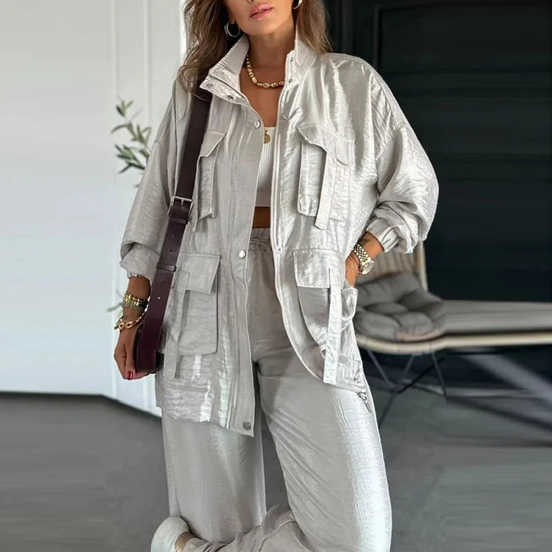 جاكيت وبنطلون واسع لإطلالة عصرية