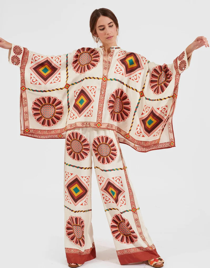 طقم يوريا الفاخر, تحفة فنية من الساتان