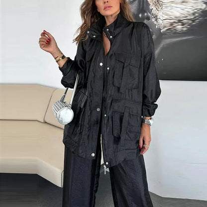 جاكيت وبنطلون واسع لإطلالة عصرية