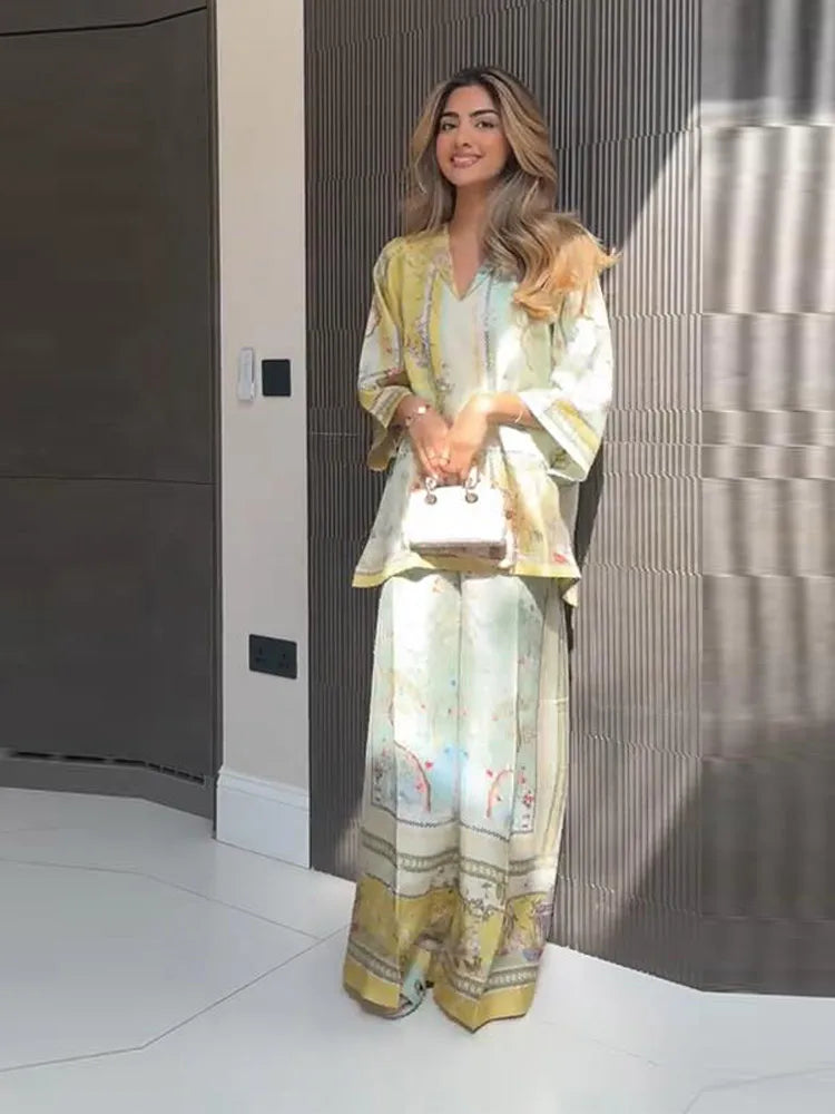 بذلة فاخرة بطبعة نباتية فنية وتصميم مريح