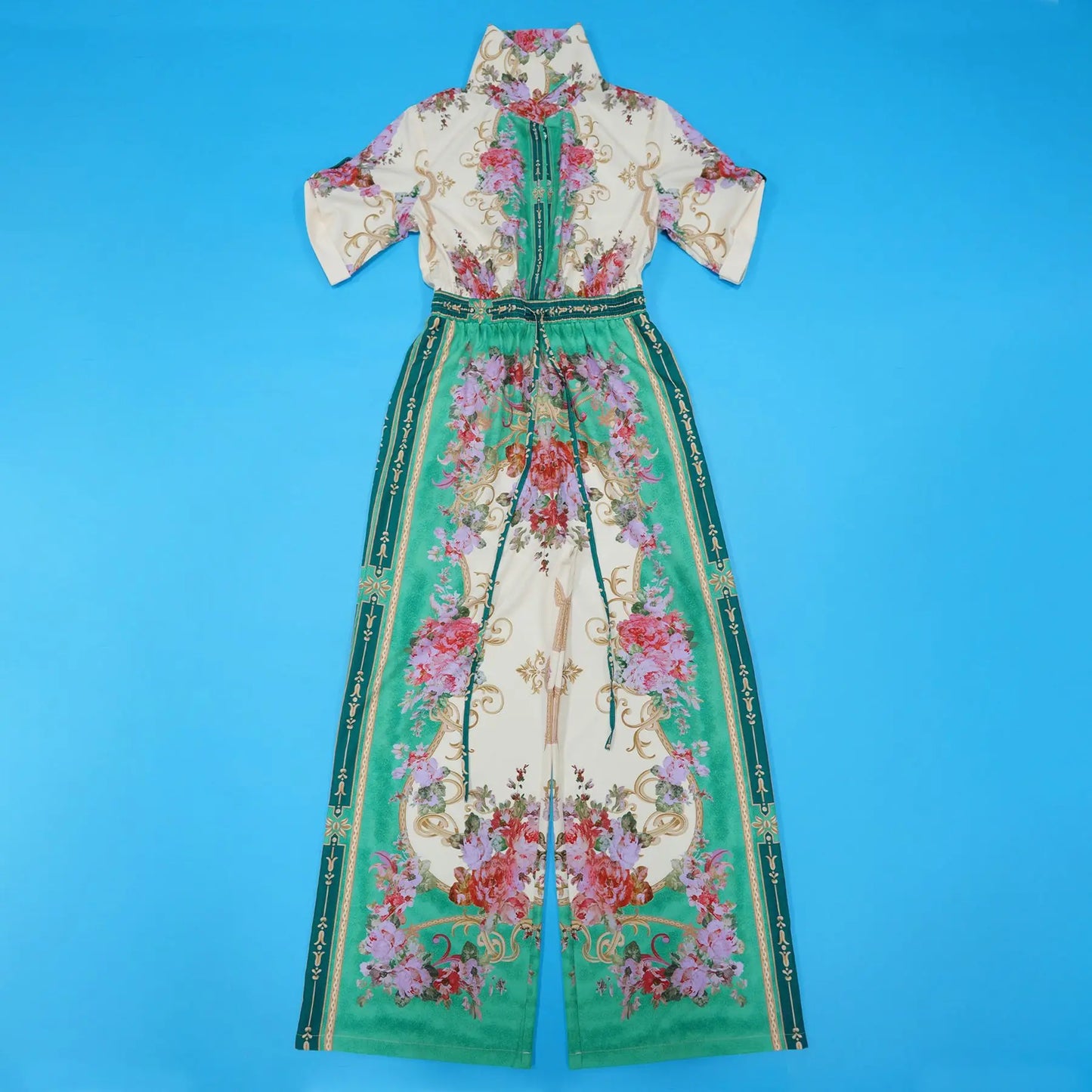 بذلة أنيقة برقبة منخفضة