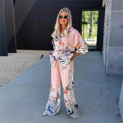 بذلة وردية أنيقة بطبعة جرافيك فنية لإطلالة عصرية