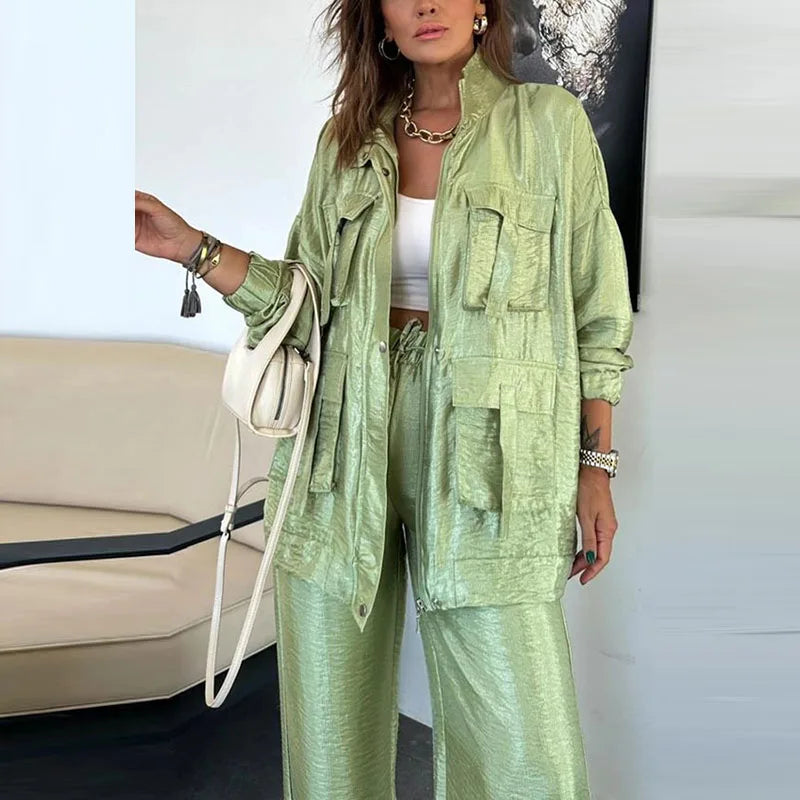 جاكيت وبنطلون واسع لإطلالة عصرية