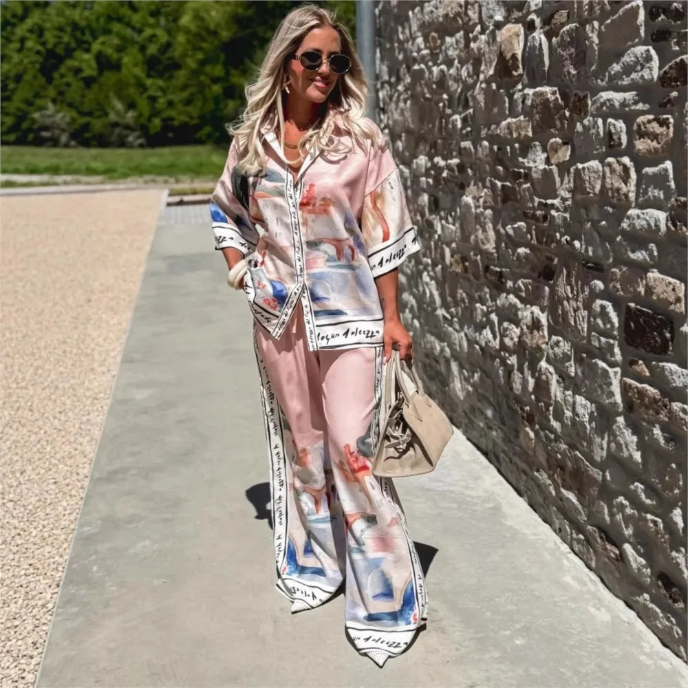 بذلة وردية أنيقة بطبعة جرافيك فنية لإطلالة عصرية