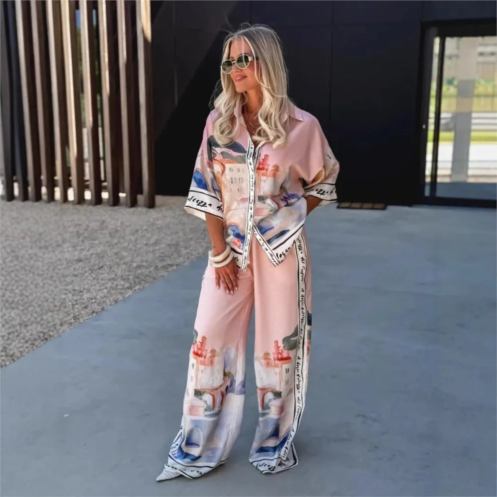 بذلة وردية أنيقة بطبعة جرافيك فنية لإطلالة عصرية