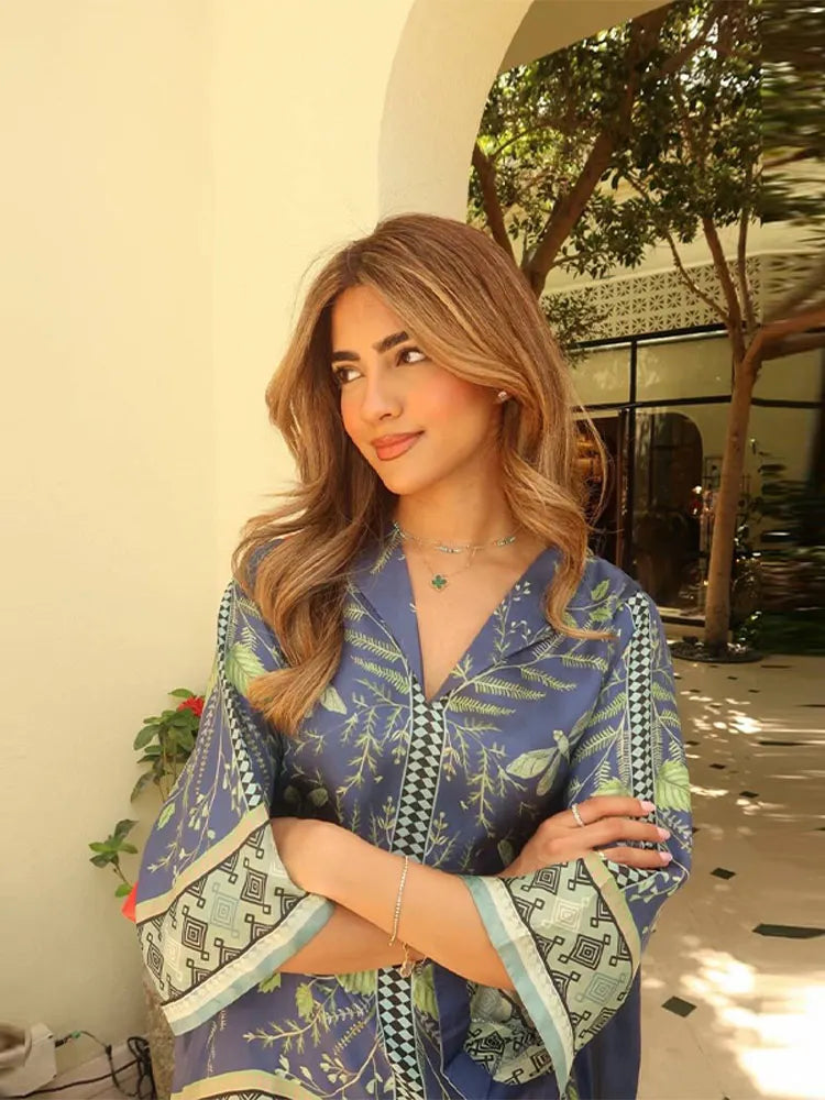 بذلة فاخرة بطبعة نباتية فنية وتصميم مريح