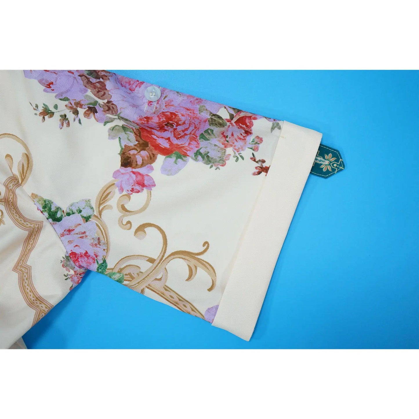 بذلة أنيقة برقبة منخفضة