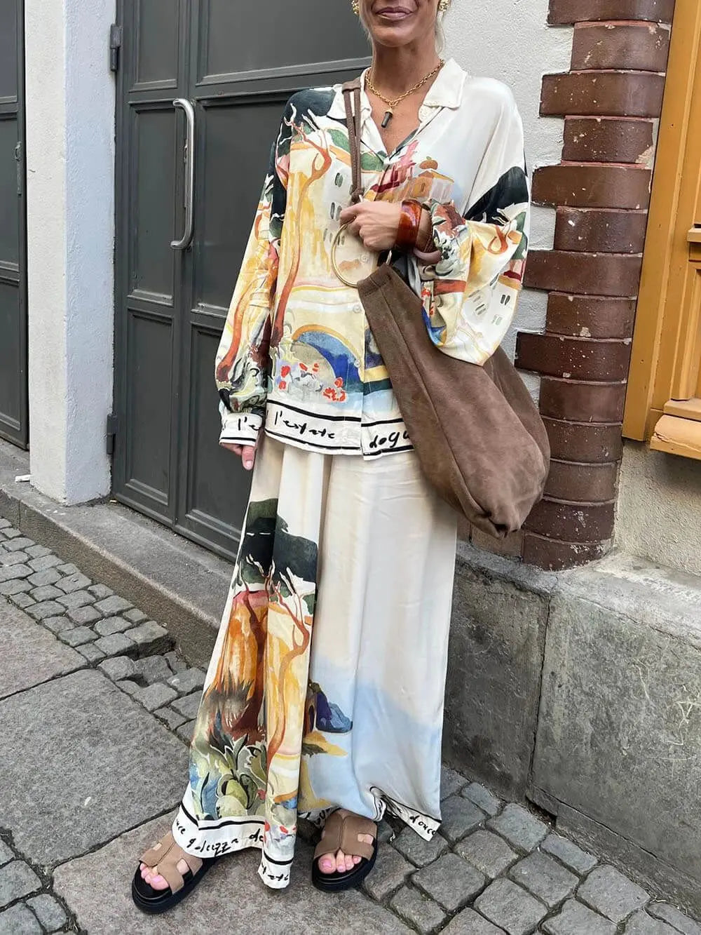 طقم ساتان فضفاض بتصميم لوحة فنية