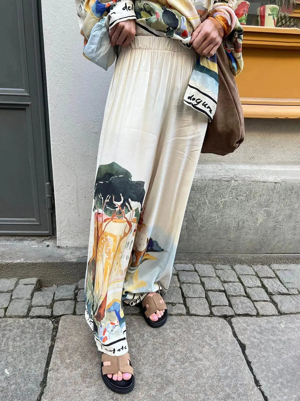 طقم ساتان فضفاض بتصميم لوحة فنية