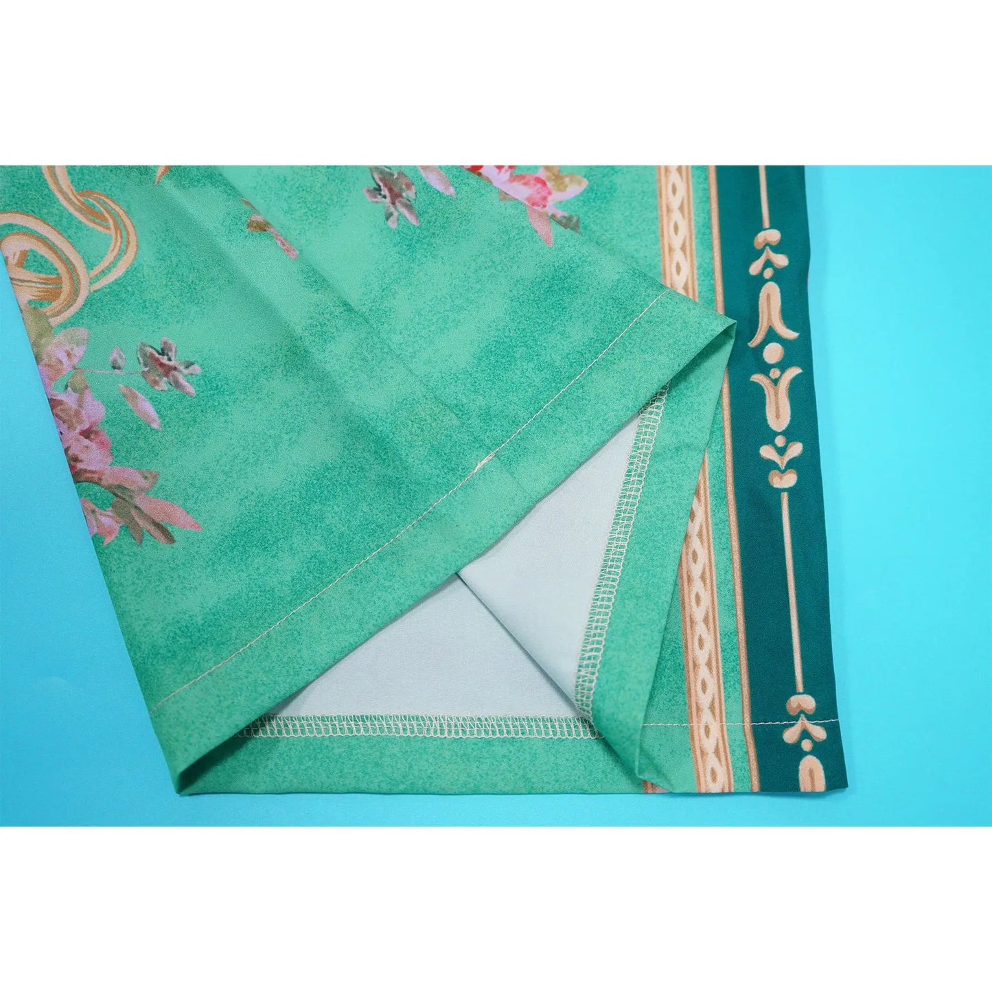 بذلة أنيقة برقبة منخفضة