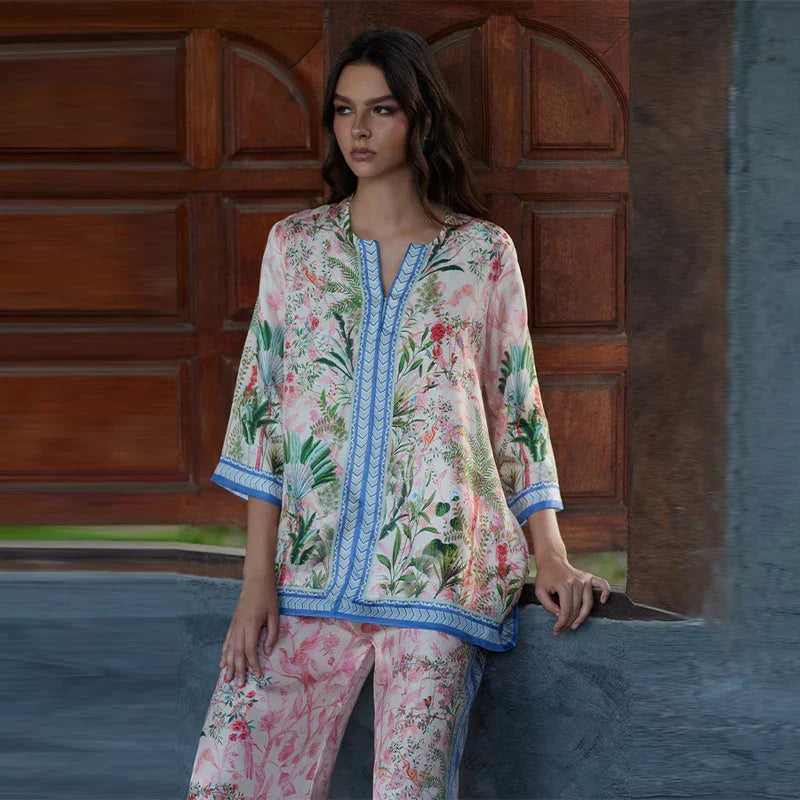 بذلة فاخرة بطبعة نباتية فنية وتصميم مريح