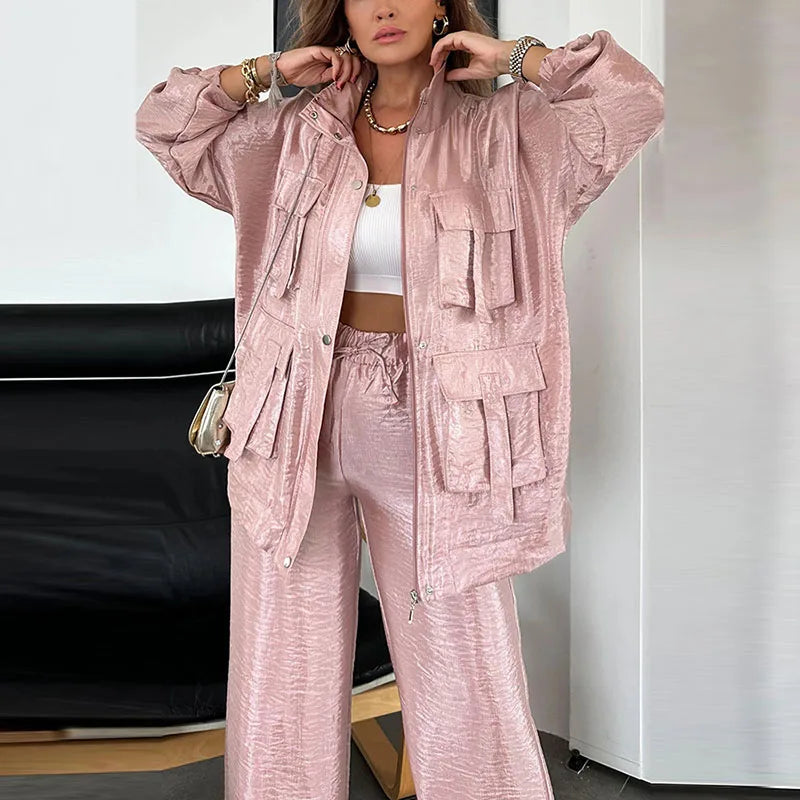 جاكيت وبنطلون واسع لإطلالة عصرية