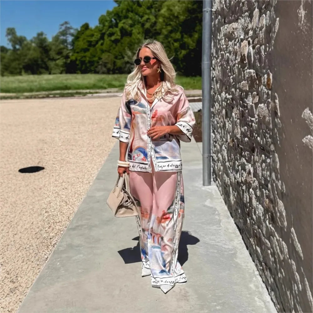 بذلة وردية أنيقة بطبعة جرافيك فنية لإطلالة عصرية