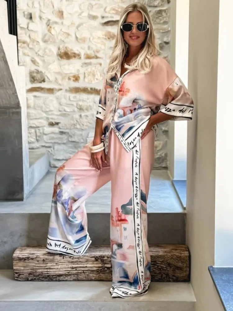 بذلة وردية أنيقة بطبعة جرافيك فنية لإطلالة عصرية