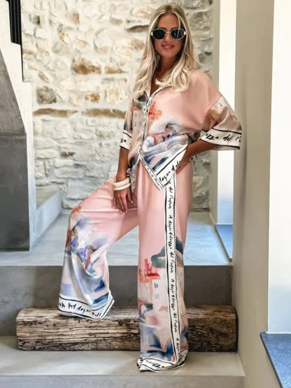 بذلة وردية أنيقة بطبعة جرافيك فنية لإطلالة عصرية