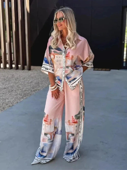 بذلة وردية أنيقة بطبعة جرافيك فنية لإطلالة عصرية